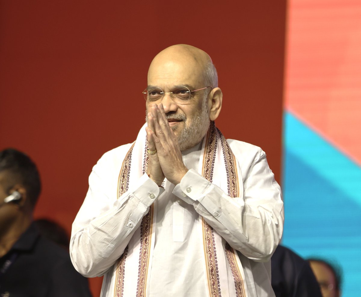 AmitShah's tweet photo. The BRS government is a total letdown for the people of Telangana. The state has failed to optimize the opportunities given by the center to develop. Telangana people have understood that forming a BJP government is the only way to break the vicious cycle.
Spoke at the Professionals and Intellectuals Meet in Secunderabad.

బీఆర్‌ఎస్‌ ప్రభుత్వం తెలంగాణ ప్రజలను నిరుత్సాహపరిచింది. కేంద్రం ఇచ్చిన అవకాశాలను అందిపుచ్చుకోవడంలో రాష్ట్రం ప్రభుత్వం విఫలమైంది. బీజేపీ ప్రభుత్వాన్ని ఏర్పాటు చేయడం ఒక్కటే మార్గమని తెలంగాణ ప్రజలు అర్థం చేసుకున్నారు. సికింద్రాబాద్ లో జరిగిన నిపుణులు, మేధావుల సమావేశంలో మాట్లాడారు.
#TelanganaWithBJP
