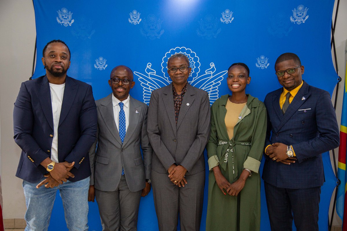 ZagabeSanders's tweet photo. Une belle rencontre avec Mme @MondeMuyangwa. En tant que jeunes leaders formés par Yalirlc dit-elle, nous avons l'obligation de briller par nos actions en vue de faire briller d'autres. Thank you so much Mrs @MondeMuyangwa. You changed our lives. https://t.co/RJegHZUm5V