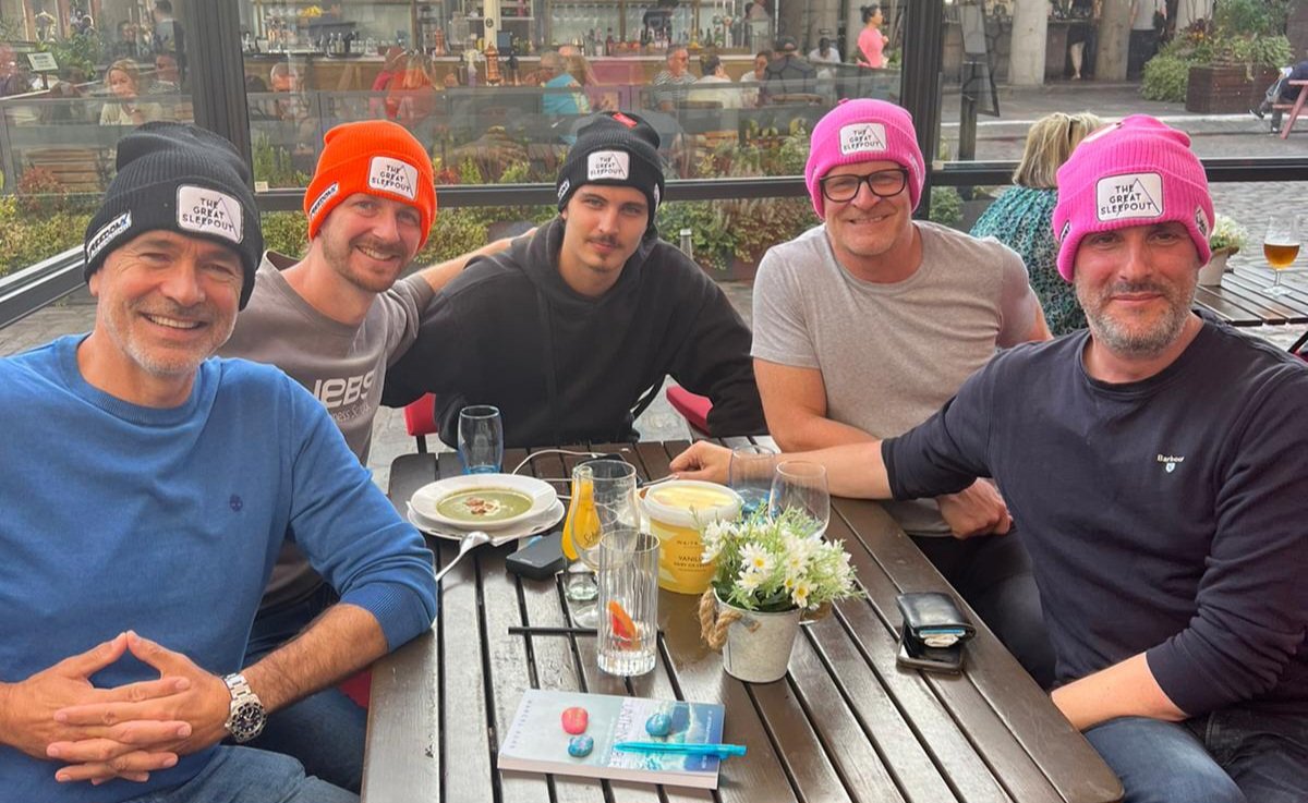 We have the beanies! A quick drink before heading out on to the streets of London. It's going to be a long night... @GreatSleepout

#WorldHomelessDay 2023
@andrewfunkspain 
@marcorobinson7 
@JamesMelville