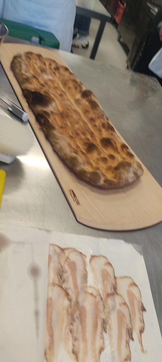 imiravet's tweet photo. Día especial para el grupo de Dirección de cocina, aprendiendo aspectos de gestión en restauración de la mano de Marco Bianchi,cocinero y propietario grupo Il Cortile, y campeón del mundo de Pizza.Le acompañaba Alberto, propietario y maestro pizzero, de Hornos Domingo
#fppublica https://t.co/ZqkB6uHqAe
