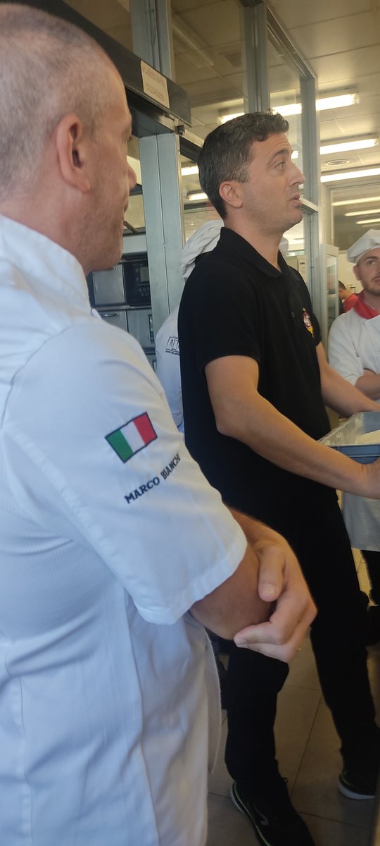 imiravet's tweet photo. Día especial para el grupo de Dirección de cocina, aprendiendo aspectos de gestión en restauración de la mano de Marco Bianchi,cocinero y propietario grupo Il Cortile, y campeón del mundo de Pizza.Le acompañaba Alberto, propietario y maestro pizzero, de Hornos Domingo
#fppublica https://t.co/ZqkB6uHqAe