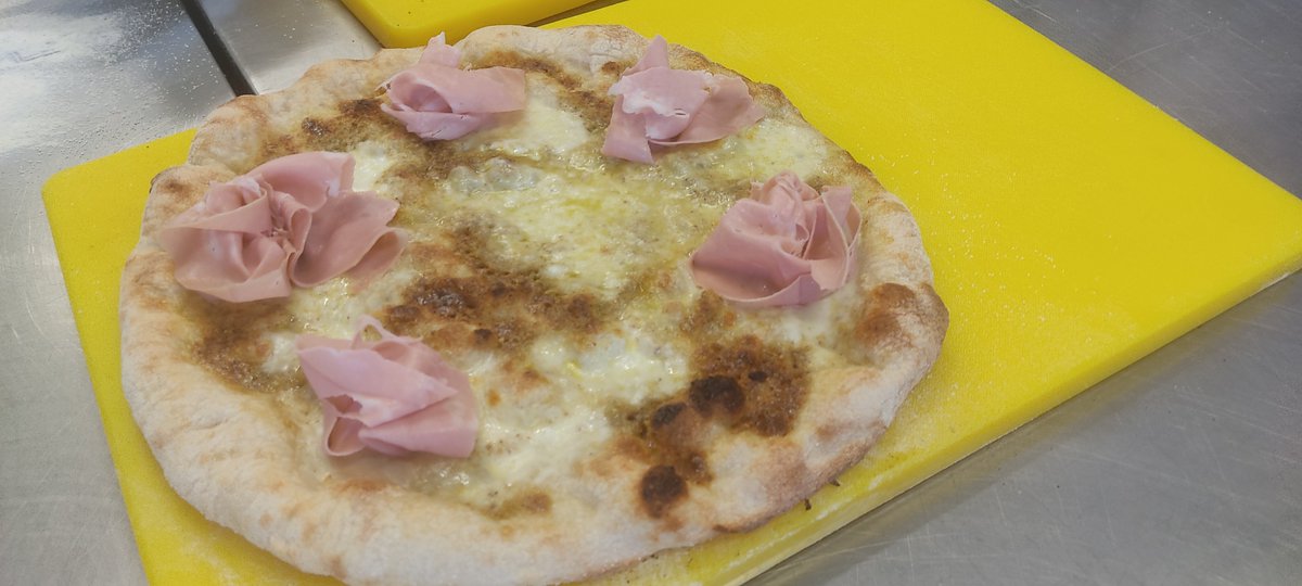 imiravet's tweet photo. Día especial para el grupo de Dirección de cocina, aprendiendo aspectos de gestión en restauración de la mano de Marco Bianchi,cocinero y propietario grupo Il Cortile, y campeón del mundo de Pizza.Le acompañaba Alberto, propietario y maestro pizzero, de Hornos Domingo
#fppublica https://t.co/ZqkB6uHqAe