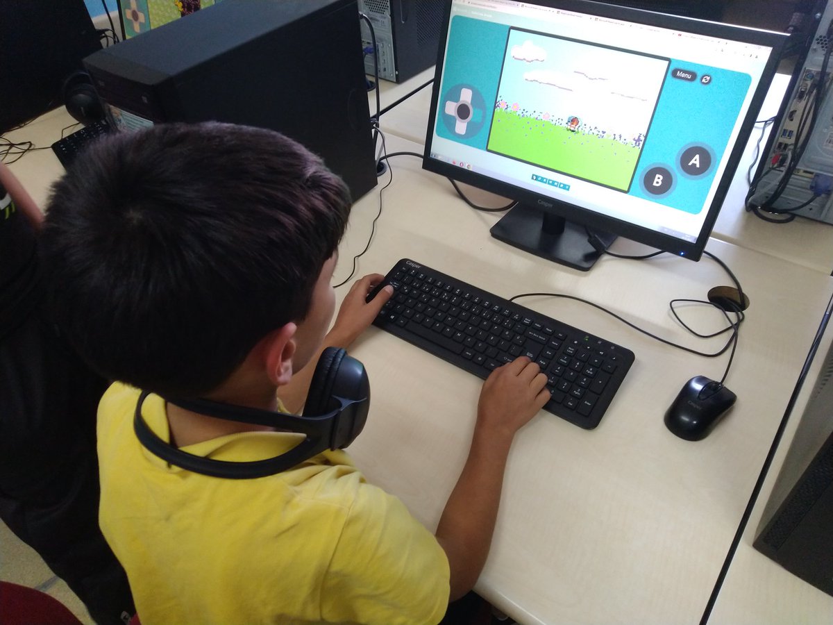 kale_ybo's tweet image. MakeCode Arcade ile oyun geliştirme etkinliğinde; BT öğretmenimiz @SezerrK ve öğrencilerimiz MakeCode Arcade ile Oyun geliştirmeye başladılar.
#Codeweek2023 🌐
@denizlimem
@ArgeDenizli
#YapayZeka 🤖
@tcmeb
@emre_caliskan
@YTEMEL3
@CodeWeekEU
@CodeweekTurkiye
@kalemem20