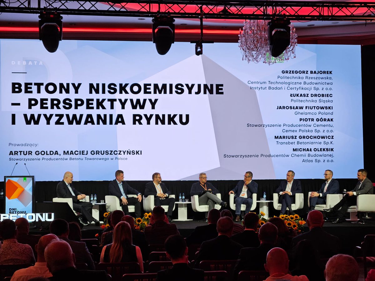 PolskiCement's tweet photo. 💬 Od ograniczenia emisji nie uciekniemy - mówił Maciej Gruszczyński z #SPBT, otwierając debatę „Betony niskoemisyjne - perspektywy i wyzwania rynku”. Prezes Zarządu SPBT - Michał Grys - zaznaczył, iż uczestniczyli w niej reprezentanci wszystkich etapów procesu budowlanego - mówiąc o motywie przewodnim XII Konferencji #DniBetonu - niskoemisyjnym budownictwie.

Piotr Górak z #SPC i @CEMEX_PL wskazał, iż przemysł cementowy najmocniej zmaga się z emisją procesową, wynikającą z rozkładu węglanu wapnia. Równocześnie stosuje paliwa alternatywne, pozyskuje energię z OZE, a także dąży do obniżania zawartości klinkieru w cemencie. Jak zaznaczył Piotr Górak, dążenie do niskoemisyjności powinno być ewolucją, nie rewolucją.

💬 Trzeba to widzieć jako kolejne wyzwanie - mówił Mariusz Grochowicz z #TransbetBetoniarnie o betonach niskoemisyjnych. Podkreślał, że branża potrzebuje jeszcze trochę czasu, aby wdrożyć je na szerszą skalę. Są one przyszłością, a istotnym czynnikiem jest ich konkurencyjność cenowa. Perspektywę projektantów rysował prof. Łukasz Drobiec z @polsl_pl. Rozwiązania niskoemisyjne nie są często stosowane na etapie projektu, gdyż np. nie ujęto ich w normach projektowania konstrukcji. Jednak to nie tylko kwestia regulacji prawnych, ale również edukacji rynku.

💬 Uważam, że branża jest gotowa na to, żeby wdrażać rozwiązania niskoemisyjne - mówił Jarosław Fiutowski z #GhelamcoPoland. W budowanych przez firmę wieżowcach stosowane są betony niskoemisyjne, między innymi do realizacji płyt fundamentowych. 💬 Wierzymy w to głęboko, że obniżenie emisyjności poprawi atrakcyjność na rynku - podkreślił Jarosław Fiutowski, omawiając kwestię oczekiwań najemców czy inwestorów.

Prof. Grzegorz Bajorek z @PolitechnikaRz i Centrum Technologiczne Budownictwa Instytut Badań i Certyfikacji mówił o roli laboratoriów w zakresie programów badawczych i optymalizacji receptur. Michał Oleksik ze Stowarzyszenia Producentów Chemii Budowlanej i ATLAS podał przykład konkursu #PowerConcrete, który ukazał rolę producentów domieszek w zakresie redukcji śladu węglowego betonu.

#DniBetonu