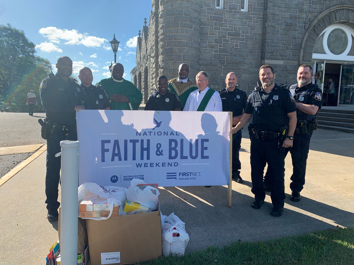 BaltCoPolice's tweet photo. 🕊️🚔Last Wednesday, you saw Precinct 4-Pikesville officers collecting donations at a local Giant. Those donations were delivered to St. Charles Borrormeo's food pantry on Sunday as part of #faithandblueweekend. Officers also attended mass. Thank you for being so supportive🕊️🚔 https://t.co/TRyiUOVP15