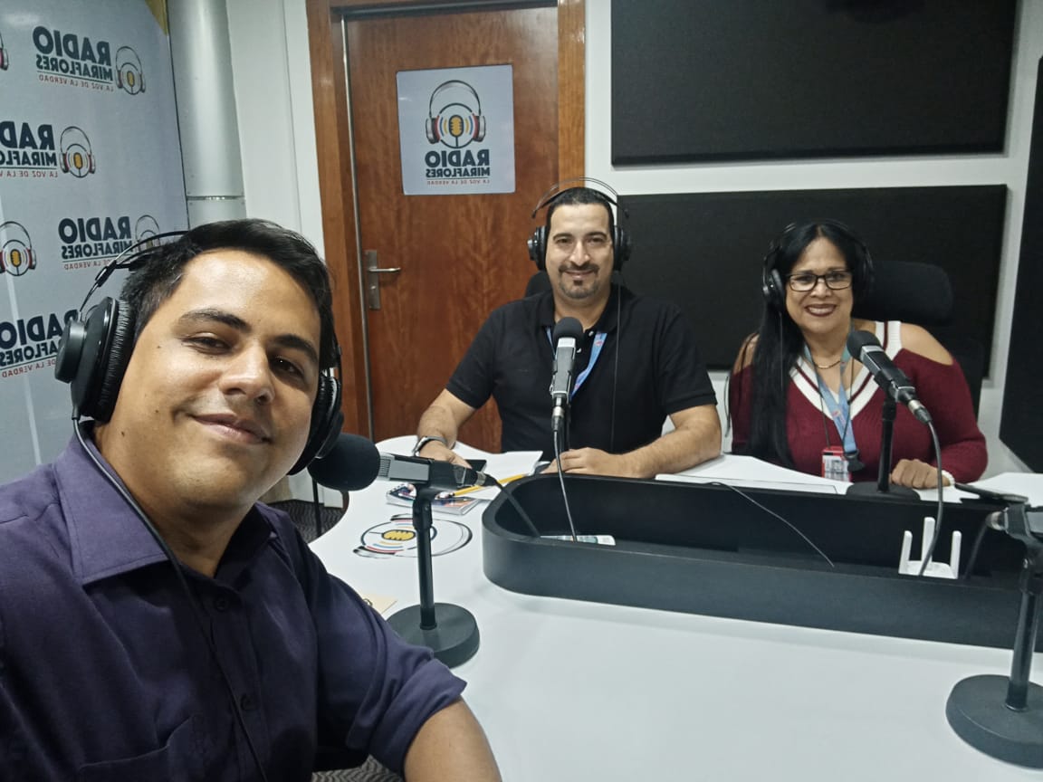 #SomosRMNoticias no solo es un medio que se transmite a través de las ondas hertzianas, sino que está en la construcción de una multiplataforma comunicacional y de difusión de la verdadera información
#7AñosRadioMiraflores
<a href="/ActivosenRedVe/">Activos en Red 📻📻</a> <a href="/BrigadasCHCH/">Brigadas comunicacionales Hugo Chávez</a> <a href="/surcomuna/">Marianela García</a> <a href="/Infobolivar3/">Infobolivar</a>