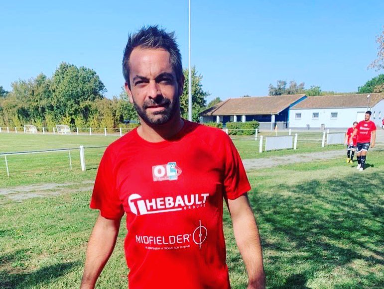 OLsaintliguaire's tweet image. 𝙉𝙤𝙪𝙫𝙚𝙖𝙪𝙭 𝙢𝙖𝙞𝙡𝙡𝙤𝙩𝙨 𝙙’𝙚𝙘𝙝𝙖𝙪𝙛𝙛𝙚𝙢𝙚𝙣𝙩 - 𝙚𝙦𝙪𝙞𝙥𝙚𝙨 𝙧𝙚𝙨𝙚𝙧𝙫𝙚𝙨 💥

Ce week-end, nos équipes réserves arboraient leurs nouveaux t-shirts d’échauffement 🤩

Merci à nos partenaires #Midfielder - #GroupeThebault - #CopyCouleurs 🙌🏼

Allez l’OL🔴⚪️