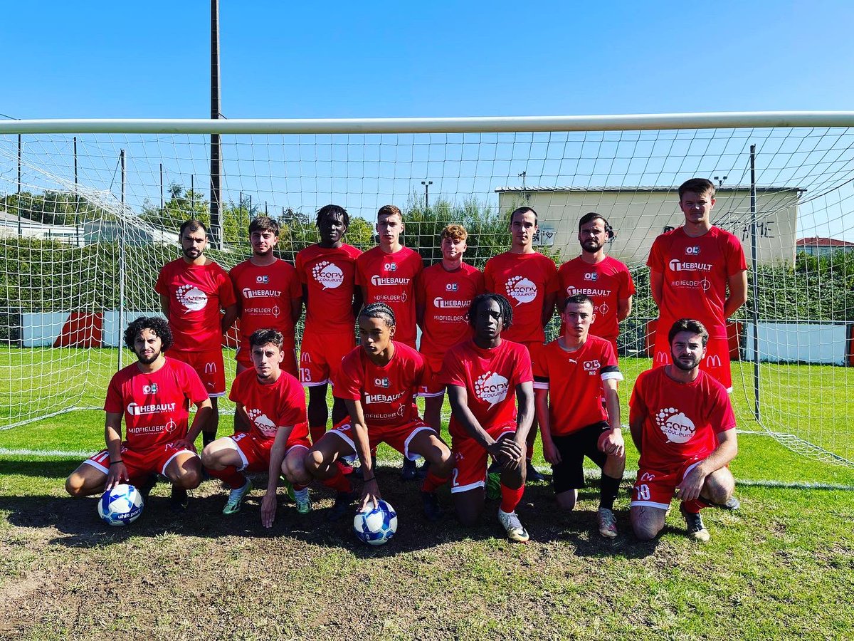 OLsaintliguaire's tweet image. 𝙉𝙤𝙪𝙫𝙚𝙖𝙪𝙭 𝙢𝙖𝙞𝙡𝙡𝙤𝙩𝙨 𝙙’𝙚𝙘𝙝𝙖𝙪𝙛𝙛𝙚𝙢𝙚𝙣𝙩 - 𝙚𝙦𝙪𝙞𝙥𝙚𝙨 𝙧𝙚𝙨𝙚𝙧𝙫𝙚𝙨 💥

Ce week-end, nos équipes réserves arboraient leurs nouveaux t-shirts d’échauffement 🤩

Merci à nos partenaires #Midfielder - #GroupeThebault - #CopyCouleurs 🙌🏼

Allez l’OL🔴⚪️