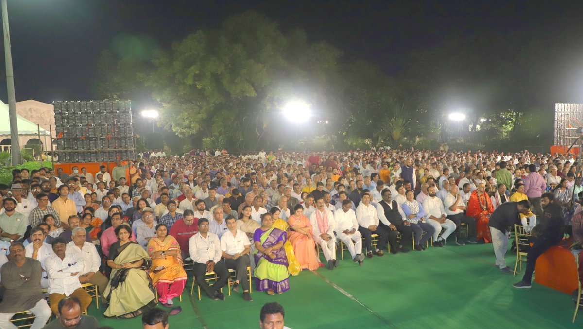AmitShah's tweet photo. The BRS government is a total letdown for the people of Telangana. The state has failed to optimize the opportunities given by the center to develop. Telangana people have understood that forming a BJP government is the only way to break the vicious cycle.
Spoke at the Professionals and Intellectuals Meet in Secunderabad.

బీఆర్‌ఎస్‌ ప్రభుత్వం తెలంగాణ ప్రజలను నిరుత్సాహపరిచింది. కేంద్రం ఇచ్చిన అవకాశాలను అందిపుచ్చుకోవడంలో రాష్ట్రం ప్రభుత్వం విఫలమైంది. బీజేపీ ప్రభుత్వాన్ని ఏర్పాటు చేయడం ఒక్కటే మార్గమని తెలంగాణ ప్రజలు అర్థం చేసుకున్నారు. సికింద్రాబాద్ లో జరిగిన నిపుణులు, మేధావుల సమావేశంలో మాట్లాడారు.
#TelanganaWithBJP