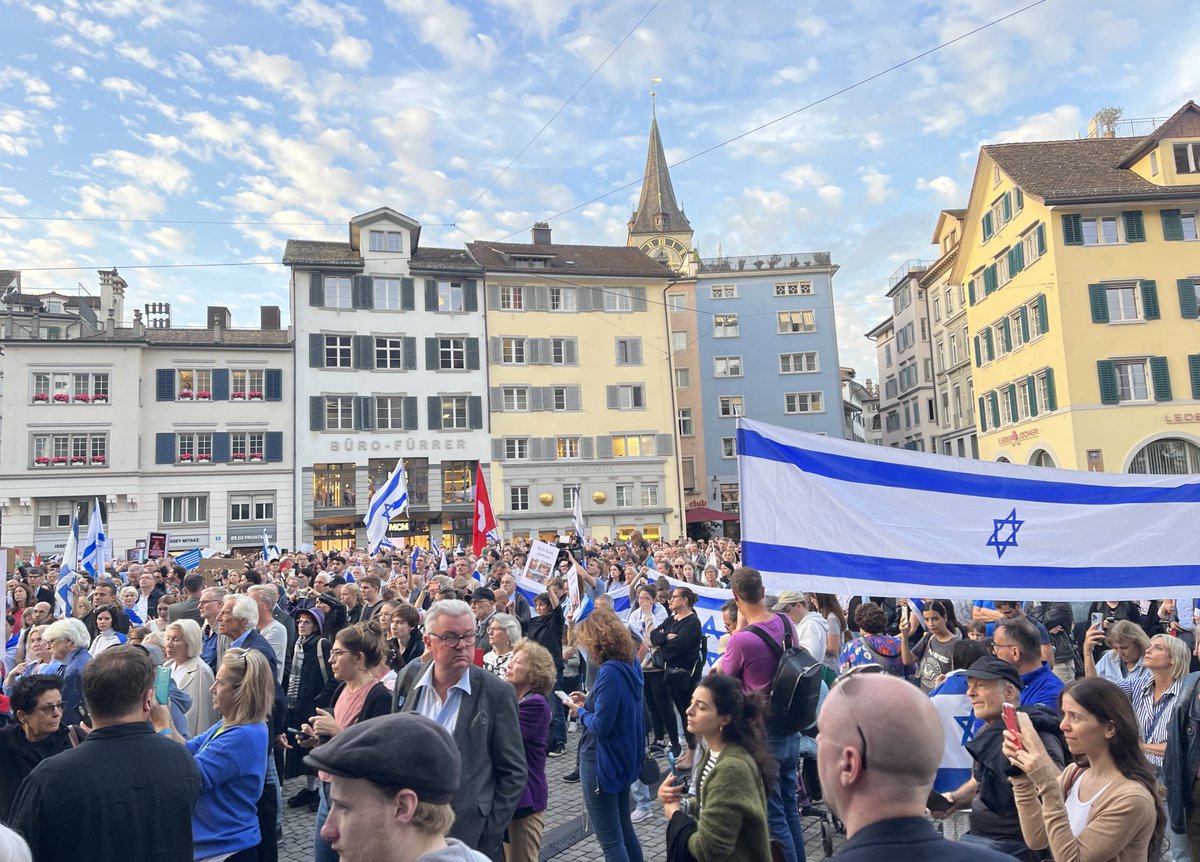 Centinaia di persone stanno partecipando a Zurigo a una manifestazione di solidarietà per Israele ⁦<a href="/RSIInfo_/">RSI Info</a>⁩