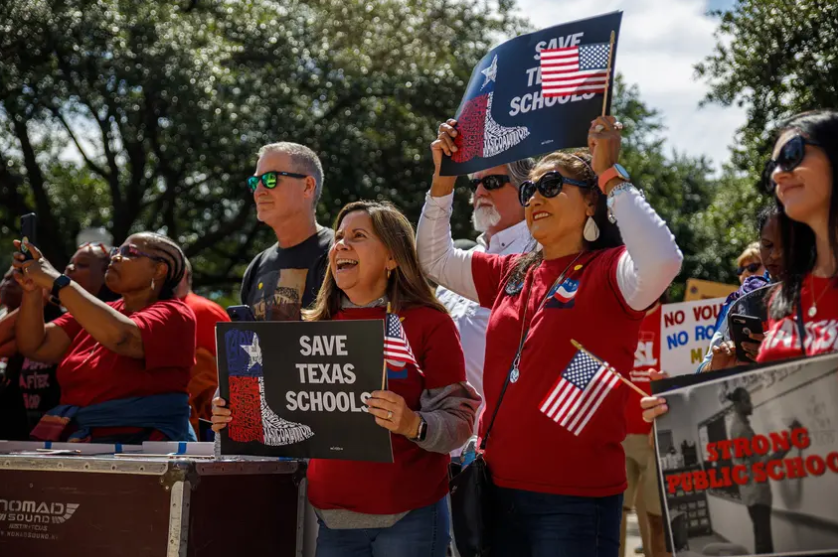 Texas teachers’ average salaries are $7,652 less than the U.S. average. And they were the only state employees who didn’t get a raise from #txlege this year. Some teachers would rather forgo a raise than see school vouchers implemented. Via <a href="/maiapandey/">Maia Pandey</a>: texastribune.org/2023/10/09/tex…