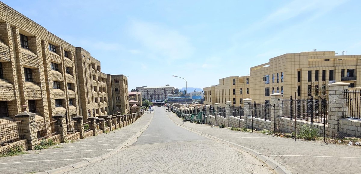 Motlatsi_RC's tweet photo. Lesotho 🇱🇸🇱🇸🇱🇸🇱🇸🇱🇸
On the left ke government complex. On the right is a new  hospital… I don’t want to say it’s Queen two.. I don’t like that name 🥹🥹🥹
Ebile from today that is Queen Masenate 😍😍😍 https://t.co/YVqBI38DWE