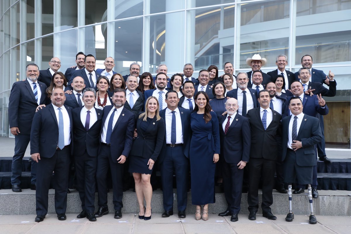 diegosinhue's tweet photo. En equipo se trabaja mejor.🤝
Llevamos a cabo reunión con los integrantes del Gabinete, para revisar avances, pendientes y atender todas las peticiones que me realizan las y los ciudadanos en las giras de trabajo.

Vamos cerrando fuerte este último trimestre del año. https://t.co/AUnZ3nooTI