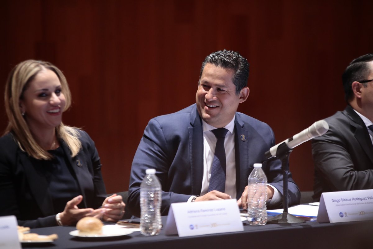 diegosinhue's tweet photo. En equipo se trabaja mejor.🤝
Llevamos a cabo reunión con los integrantes del Gabinete, para revisar avances, pendientes y atender todas las peticiones que me realizan las y los ciudadanos en las giras de trabajo.

Vamos cerrando fuerte este último trimestre del año. https://t.co/AUnZ3nooTI