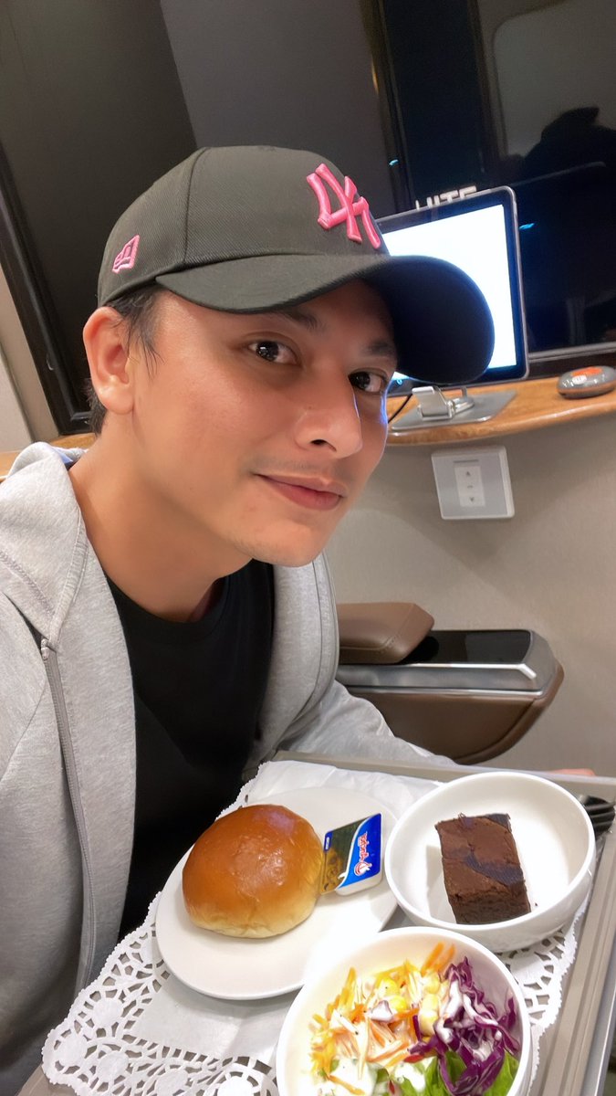 Torriosh's tweet photo. Semacam ga rela tidur karena tiap sudutnya cakep banget!

First Class-nya kereta sih emang 🤩
Kursi bisa jadi kasur sampe jadi kang pijet, interior cantik, makanan wuenak, Praminya helpful.

#SuitesClassCompartmentKAI #KABima #KAArgoSemeru
#AyoNaikKereta #KAI121 @KAI121 https://t.co/5xMDEvcewa