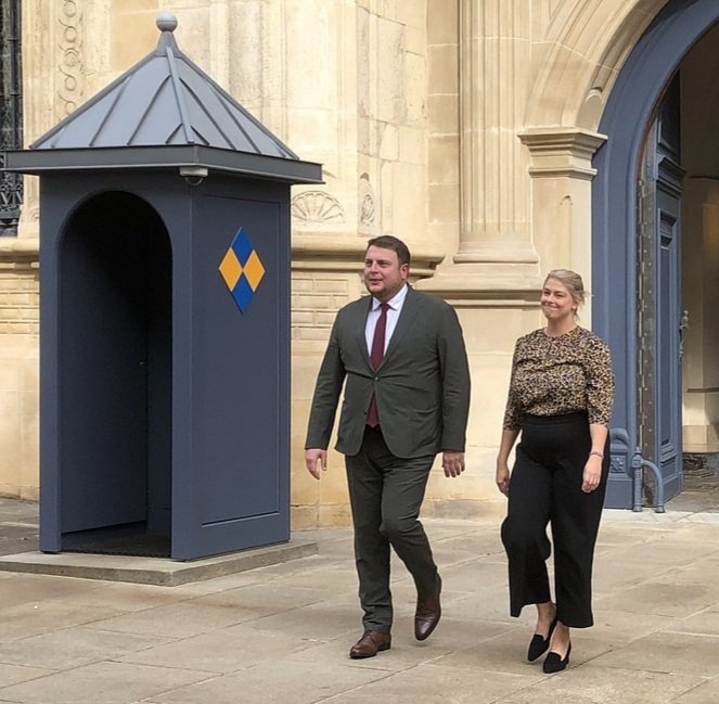 👸D'Treis soot geschter zu mir: "Ooonri, leiwer een palais am grengön wei zwee grengön am Palais"... Et keint nawell Recht hun 👑