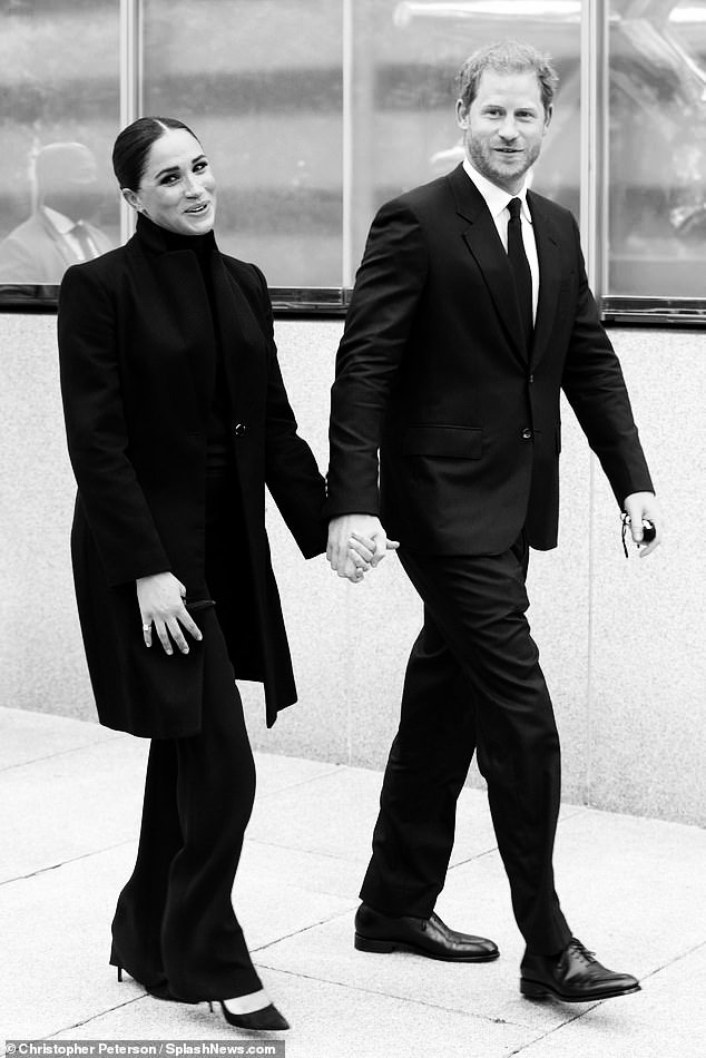ChristmasHolly4's tweet photo. Them in New York
Looking fine as fine can be  🖤🤍🖤
#PrincessMeghan 
#GoodKingHarry
#MuteChallenge2 
#MamaDoria https://t.co/dpOfR979Vw