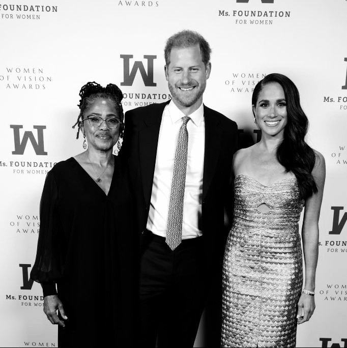 ChristmasHolly4's tweet photo. Them in New York
Looking fine as fine can be  🖤🤍🖤
#PrincessMeghan 
#GoodKingHarry
#MuteChallenge2 
#MamaDoria https://t.co/dpOfR979Vw