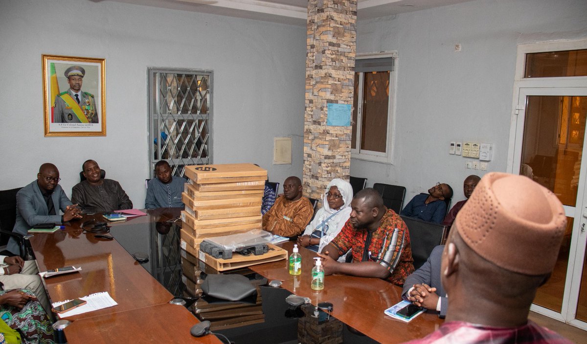 HydrometMali's tweet image. Remise de dix (10) ordinateurs portables aux techniciens de la Direction Nationale de l’Hydraulique (DNH) en formation d’Hydrologie opérationnelle à l’École Nationale d’Ingénieurs (ENI-ABT), dans le cadre de la mise en œuvre des activités du projet HYDROMET-MALI,
#hydromet 
#Mali