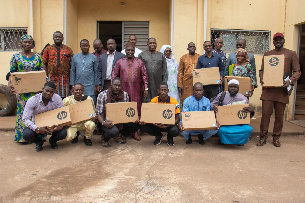 HydrometMali's tweet image. Remise de dix (10) ordinateurs portables aux techniciens de la Direction Nationale de l’Hydraulique (DNH) en formation d’Hydrologie opérationnelle à l’École Nationale d’Ingénieurs (ENI-ABT), dans le cadre de la mise en œuvre des activités du projet HYDROMET-MALI,
#hydromet 
#Mali