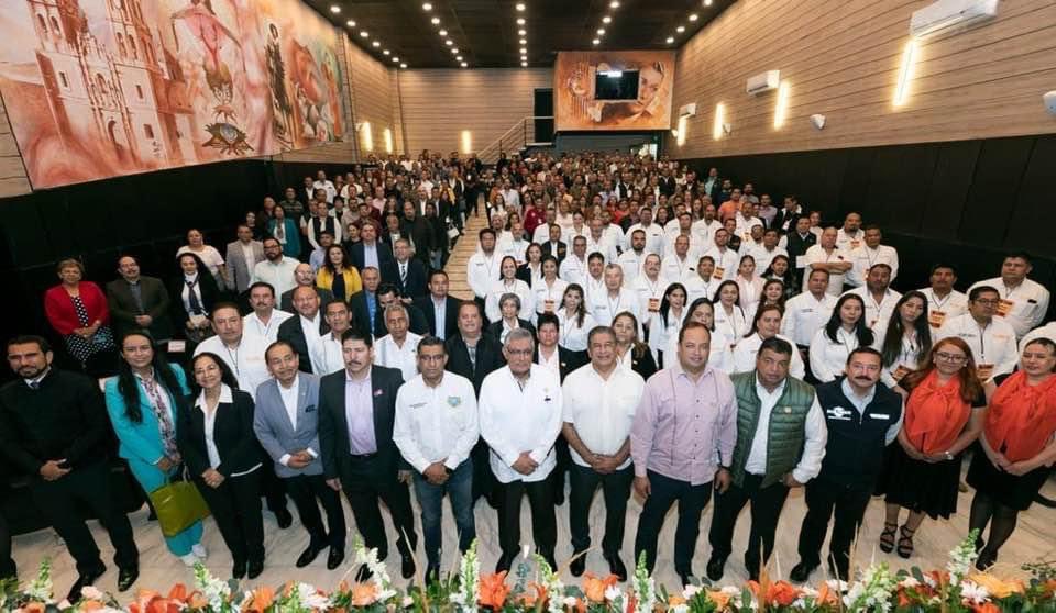 El Srio. Gral. del #SNTE  Mtro. Alfonso Cepeda Salas se reunió en #Dgo con el gobernador <a href="/EVillegasV/">Esteban Villegas V.</a>. Acordaron con los dirigentes de <a href="/Snte12Durango/">Snte12Durango</a> #Sección35 y <a href="/Seccion44SNTE/">SNTE SECCIÓN 44</a> solución a demandas de trabajadores de la educación en el estado

Leer Nota👉bit.ly/3ZQMylt