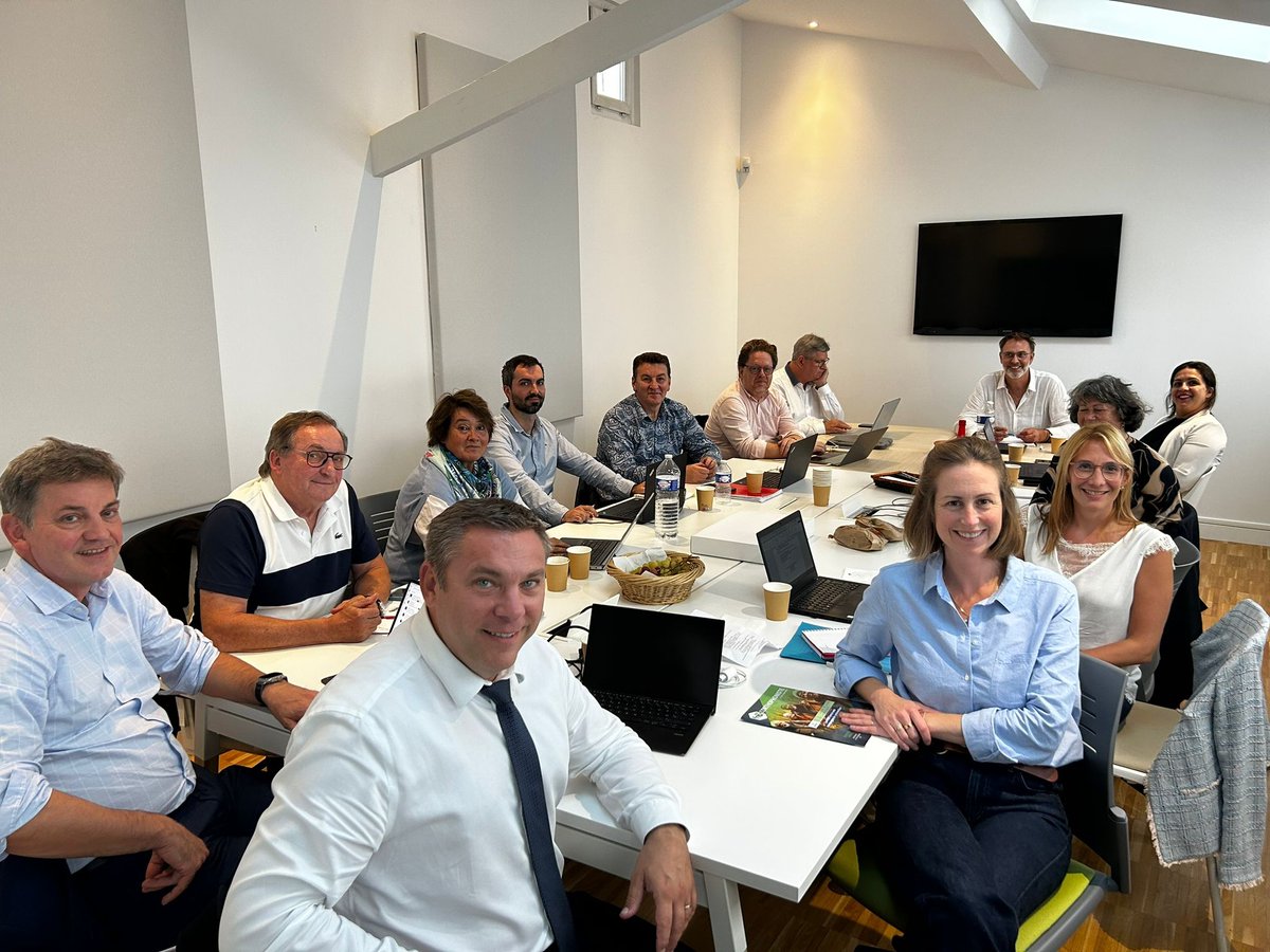 UNPS10's tweet photo. Le Bureau de l'UNPS est réuni en séminaire pour une séance de travail déterminée et productive ! https://t.co/pLYIjHp6as