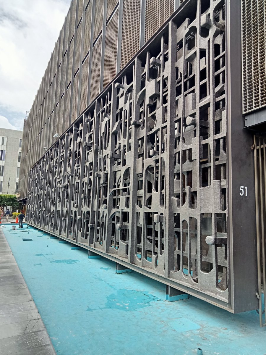 YoElResidente's tweet photo. La fuente del antiguo edificio de la Nacional Financiera en Isabel La Católica 51 está en proceso de limpieza. Ojalá un día volvamos a verla funcionar. Preside a la escultura "celosía", del Alemán Herbert Hoffman Ysenburg, ganadora del 1er lugar en la bienal de escultura de 1964 https://t.co/qGUwIhIM8l