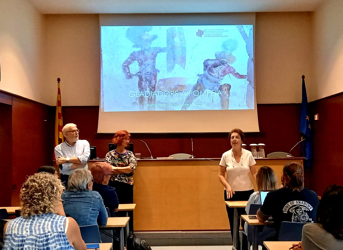 cdlcat's tweet image. Gran èxit de la primera classicàpsula de #Clàssiques, de la mà de l&apos;expert David Vivó ! A més, vam poder gaudir de l&apos;exposició immersiva sobre Pompeia i els gladiadors al @MuseuMaritim. Molt agraïts a l&apos;equip ICE Dolors Condom de la UdG!