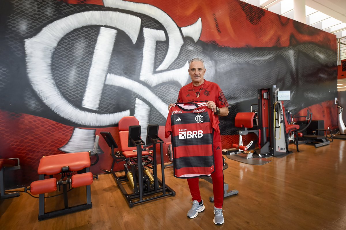 Flamengo's tweet photo. TITE É DO MENGÃO! 🔴⚫

#VamosFlamengo 

📸: Marcelo Cortes /CRF https://t.co/qUtxdpJvf9
