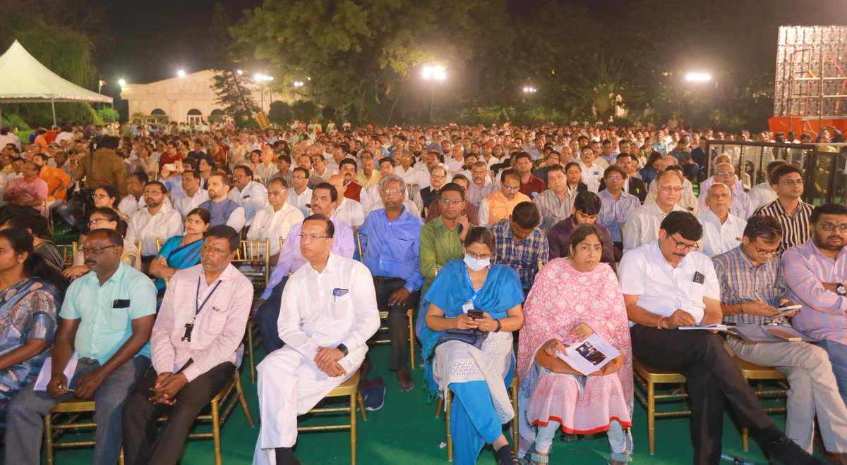 AmitShah's tweet photo. The BRS government is a total letdown for the people of Telangana. The state has failed to optimize the opportunities given by the center to develop. Telangana people have understood that forming a BJP government is the only way to break the vicious cycle.
Spoke at the Professionals and Intellectuals Meet in Secunderabad.

బీఆర్‌ఎస్‌ ప్రభుత్వం తెలంగాణ ప్రజలను నిరుత్సాహపరిచింది. కేంద్రం ఇచ్చిన అవకాశాలను అందిపుచ్చుకోవడంలో రాష్ట్రం ప్రభుత్వం విఫలమైంది. బీజేపీ ప్రభుత్వాన్ని ఏర్పాటు చేయడం ఒక్కటే మార్గమని తెలంగాణ ప్రజలు అర్థం చేసుకున్నారు. సికింద్రాబాద్ లో జరిగిన నిపుణులు, మేధావుల సమావేశంలో మాట్లాడారు.
#TelanganaWithBJP