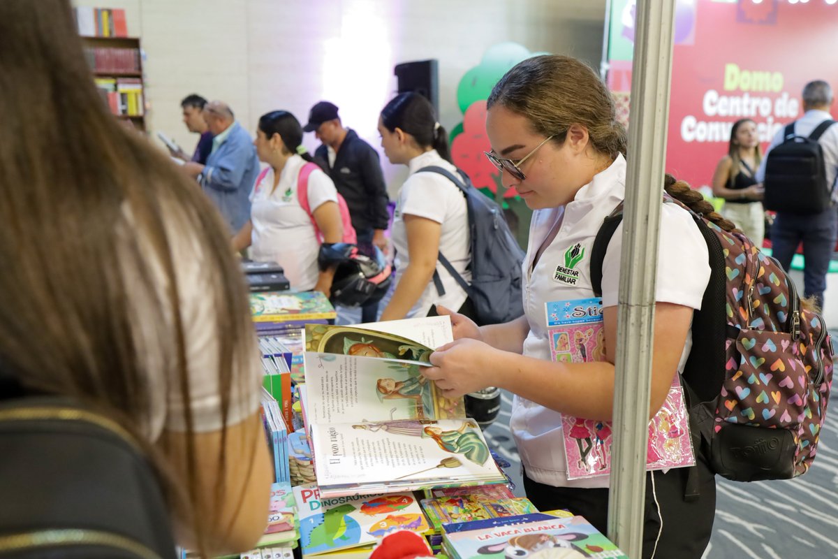 ¡La magia de la lectura cobró vida en la Feria del Libro de Pereira! 📚💫 Nos llena de alegría haber compartido la novena edición de Paisaje Café y Libro con todos ustedes. 
¡Gracias por ser parte de este inolvidable evento! 📖

#Expofuturo #EventosPereira #ExpoFuturoEventos