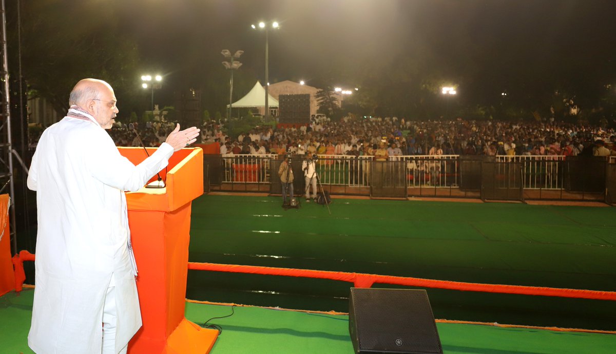 AmitShah's tweet photo. The BRS government is a total letdown for the people of Telangana. The state has failed to optimize the opportunities given by the center to develop. Telangana people have understood that forming a BJP government is the only way to break the vicious cycle.
Spoke at the Professionals and Intellectuals Meet in Secunderabad.

బీఆర్‌ఎస్‌ ప్రభుత్వం తెలంగాణ ప్రజలను నిరుత్సాహపరిచింది. కేంద్రం ఇచ్చిన అవకాశాలను అందిపుచ్చుకోవడంలో రాష్ట్రం ప్రభుత్వం విఫలమైంది. బీజేపీ ప్రభుత్వాన్ని ఏర్పాటు చేయడం ఒక్కటే మార్గమని తెలంగాణ ప్రజలు అర్థం చేసుకున్నారు. సికింద్రాబాద్ లో జరిగిన నిపుణులు, మేధావుల సమావేశంలో మాట్లాడారు.
#TelanganaWithBJP