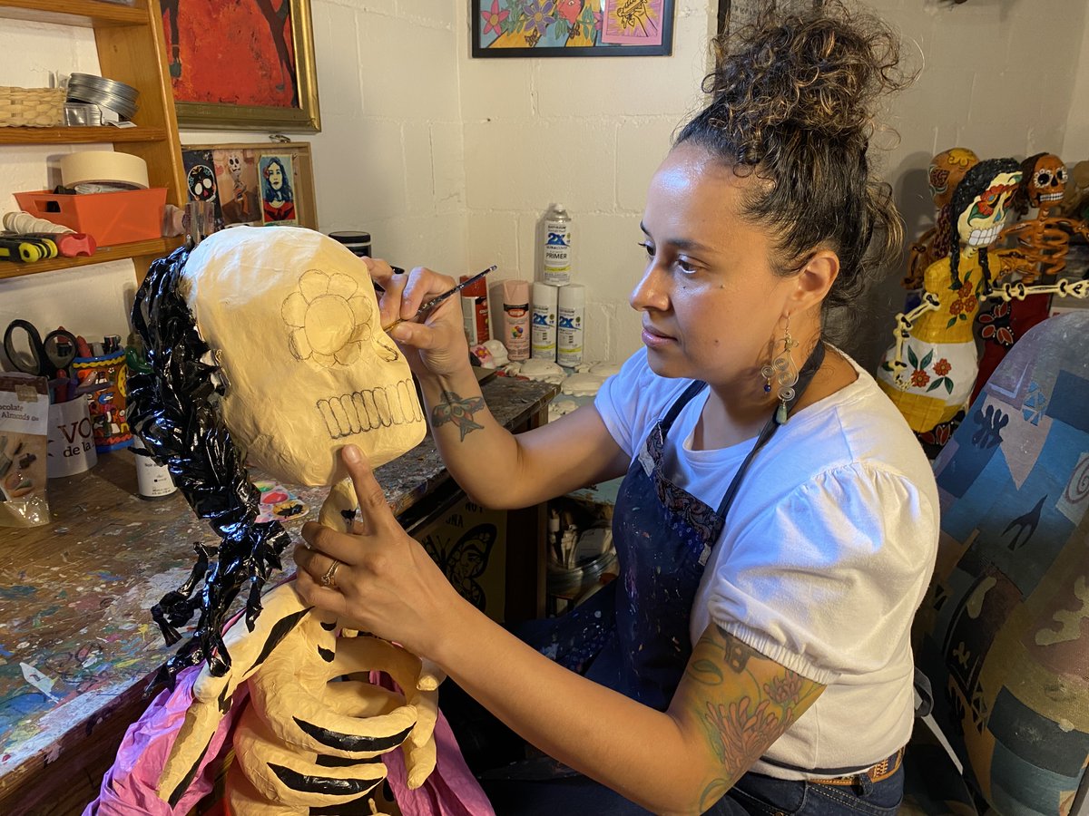 rachelryan_06's tweet photo. A couple months ago, I had the pleasure of meeting Ceci Tejeda, a local artist in #Milwaukee .

She's been making paper mache since she was 15 years old in Mexico. But to her, it's more than just art.

Read the story on @SpectrumNews1WI: https://t.co/JHLYdgFBrg https://t.co/ocdOIgNng6