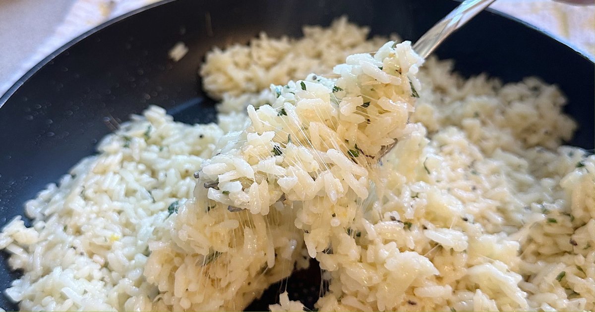 That cheese pull. 😮  Make our Creamy Garlic Parmesan Rice today at bit.ly/3ZO2WmS!

#cheesy #cheesepull #garlicparm #rice #recipe #cheesyrice #smartrice #quickmeals