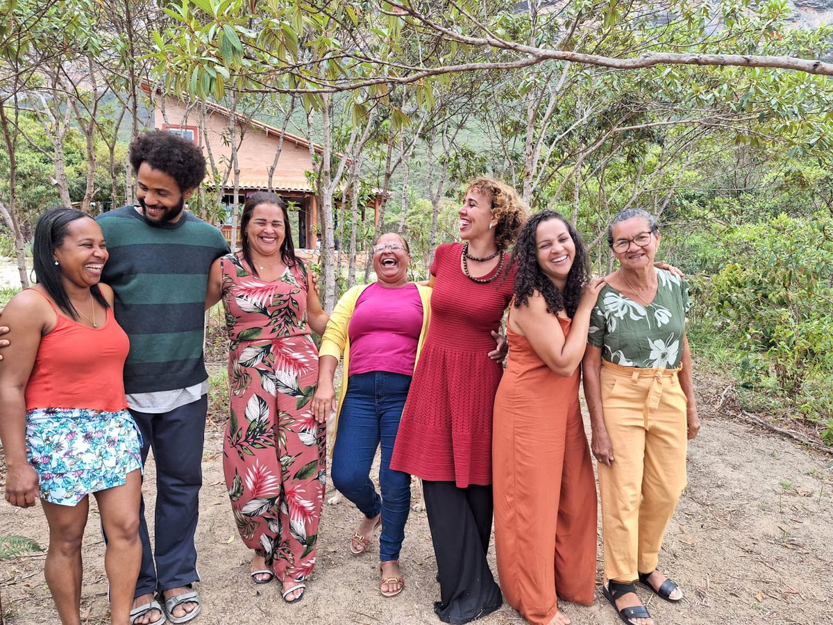 FasaIsc's tweet photo. Alguns registros do encontro  “Raízes de Ibicoara”, que buscou fomentar os saberes tradicionais das comunidades com oficinas e rodas de conversas com rezadeiras, parteiras, erveires, raizeires, entre outros… 
#WeAreECLIPSE @ECLIPSE_Keele @NIHRglobal https://t.co/XnjFvIzIgg