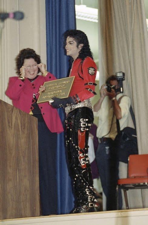 Beatriz65393631's tweet photo. ☆October 10,1989 –MJ visited Gardner Street Elementary School in Hollywood,LA,where he attended 6th grade as a child.The school’s auditorium had been recently refurnished and  renamed ‘The Michael Jackson Auditorium’.MJ’s former teachers, Mrs. Gerstin and Mrs. Rose were there. https://t.co/2owzpv8YCB