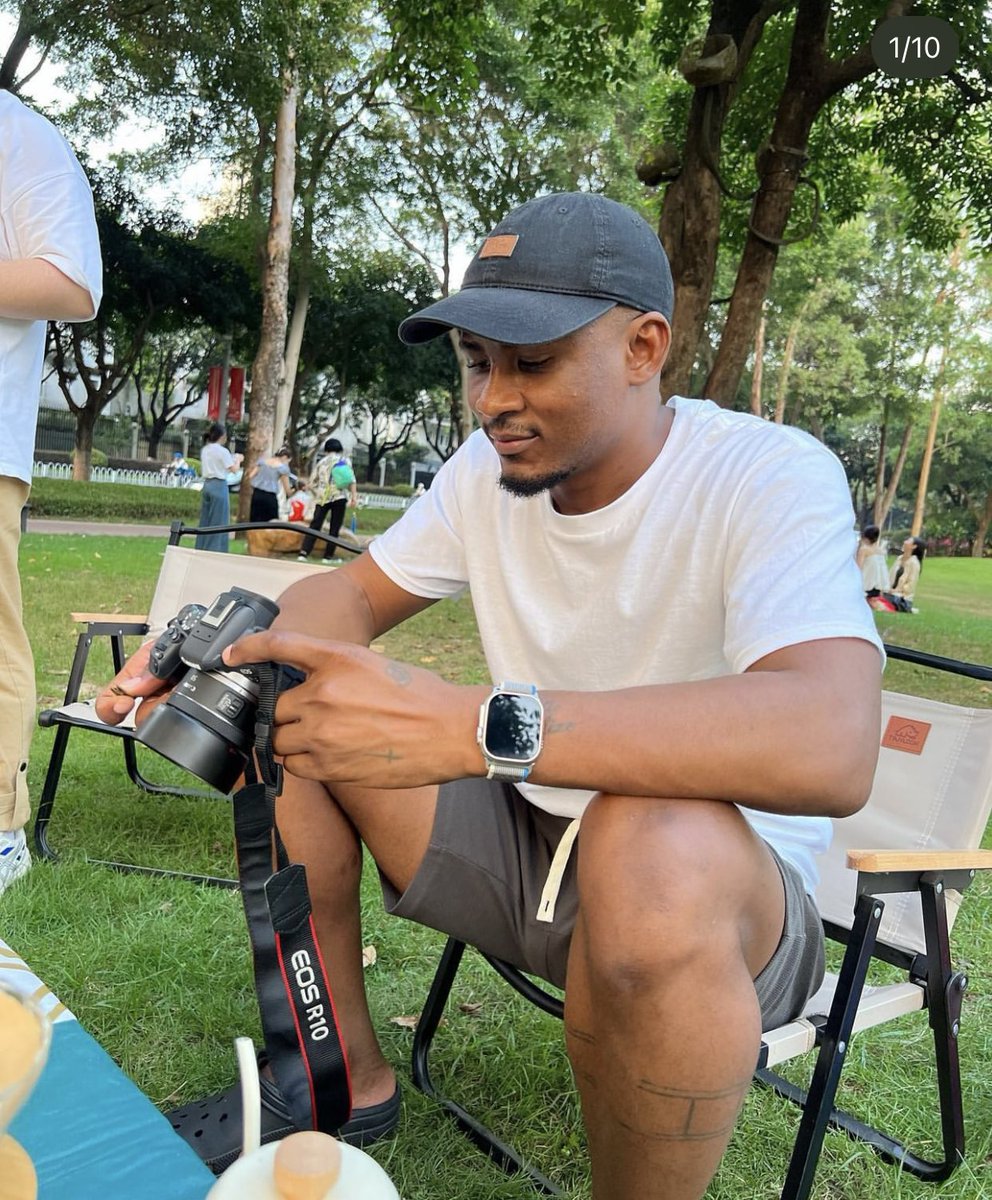 chapo255's tweet photo. MICHAEL ATALIO  SANGA ( MIKE ATILIO ) SHUJAA WA MAPINDUZI YA VIDEO NCHINI ASIYE IMBWA.

Ukizungumzia mapinduzi ya music video nchini huwezi kuacha kumtaja Mike Atilio na kampuni yake ya “Mike Rentals”

Kutokana na camera na vifaa vingi  ni gharama sana na music directors wetu wengi kushindwa kuvinunua basi hapo ndipo  mchango wa jamaa unaonekana kwani bila kuanzisha kampuni ya kuazimisha vifaa vya production nchini huenda bado tungekuwa tunaenda South Africa.👇