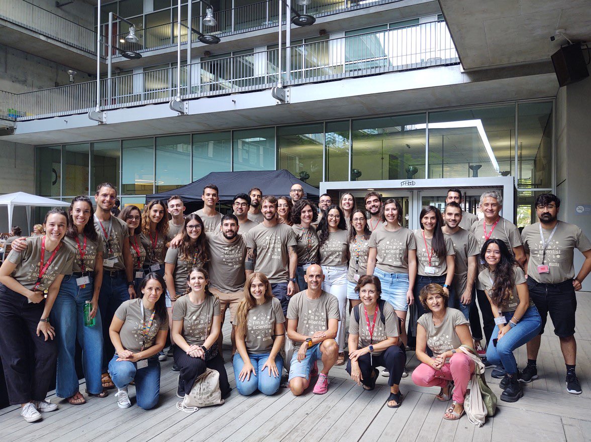 UPFBarcelona's tweet photo. La #FotoUPF de la setmana la dediquem a totes les persones del Departament de Medicina i Ciències de la Vida (@UPFbiomed) que van fer de voluntàries durant l'#OpenPRBB de dissabte passat.

Moltes gràcies per apropar la biomedicina a la ciutadania! 😍 https://t.co/dXCHPzodIi