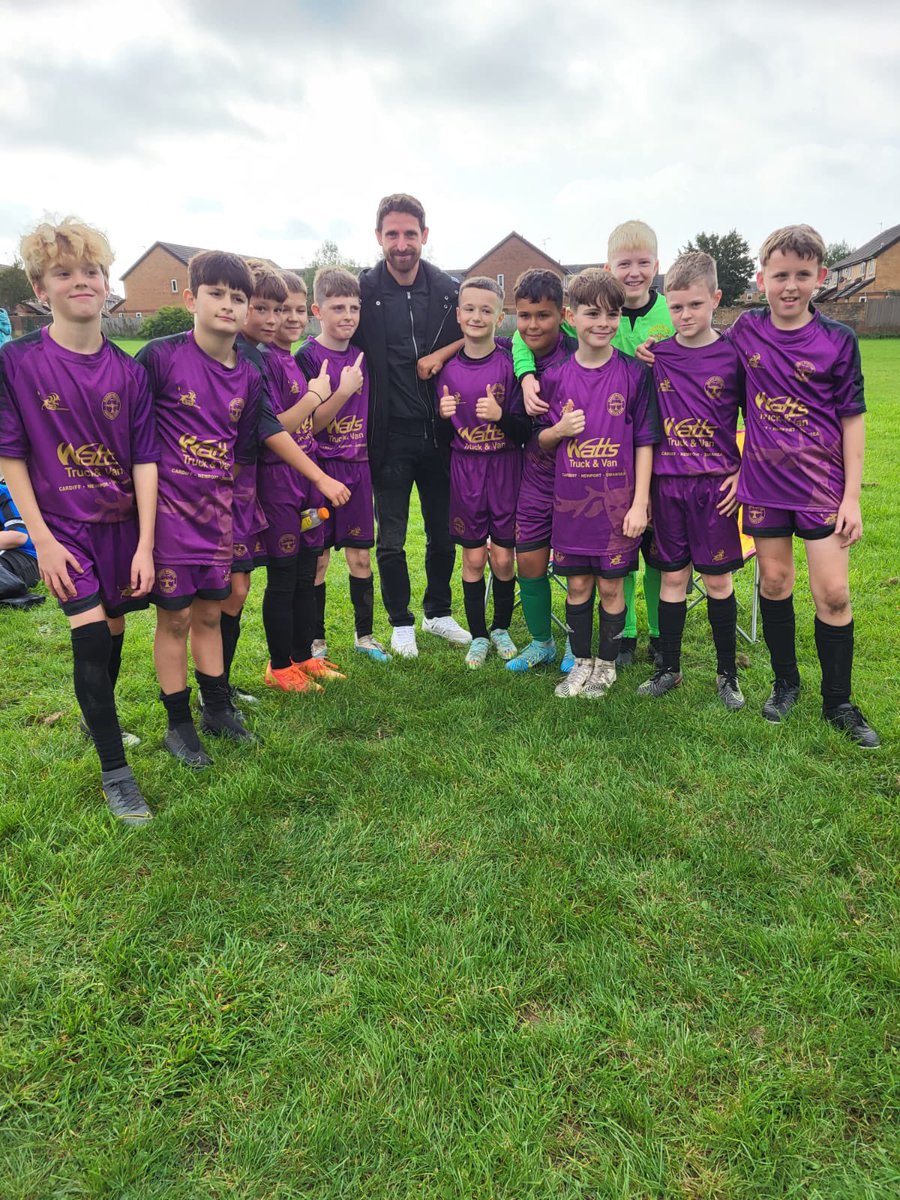 Our u12 purples celebrated continuing their 100% start to the season with a very special guest! Thanks for the photo Joe Allen! 

On top of that, our u12 greens won their first game of the season, a 5-4 thriller against Cowbridge

#BAFC #UpTheStags #LanYStags 🦌