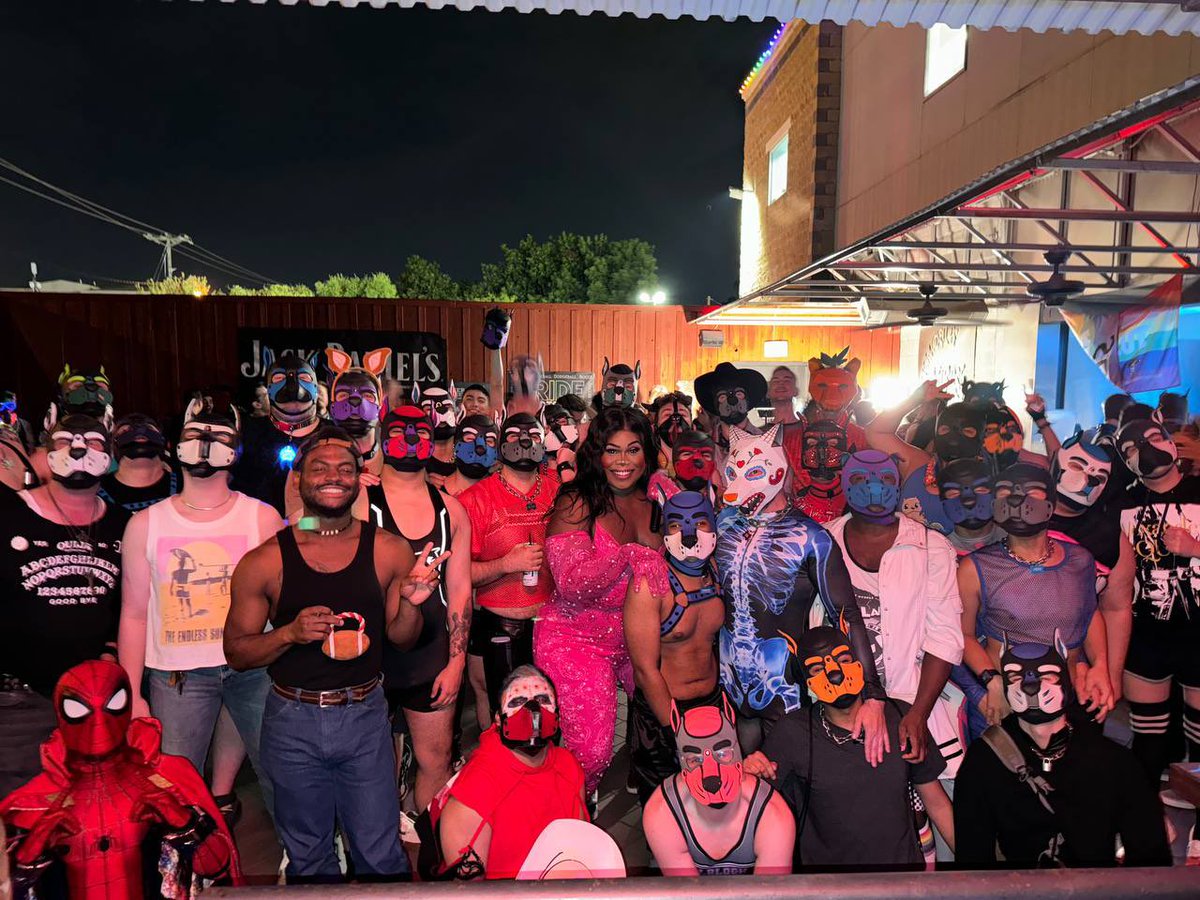 pupcruiser's tweet photo. Having a blast in DFW hate that i have to leave tomorrow but it was a fun time @DfwPahs  @PupJett_  @xiaogou_yingzi 
#pups https://t.co/l889a44lG2