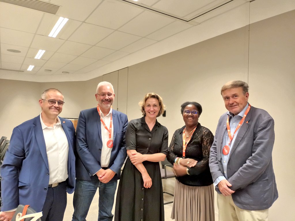 CfdtLbp's tweet photo. Échanges très riches entre @MaryliseLeon et les collaborateurs de @LaBanquePostale autour du pouvoir d'achat, de la transformation écologique... Un collectif @CFDT plus motivé et soudé que jamais !!! https://t.co/zn02iGwYnW