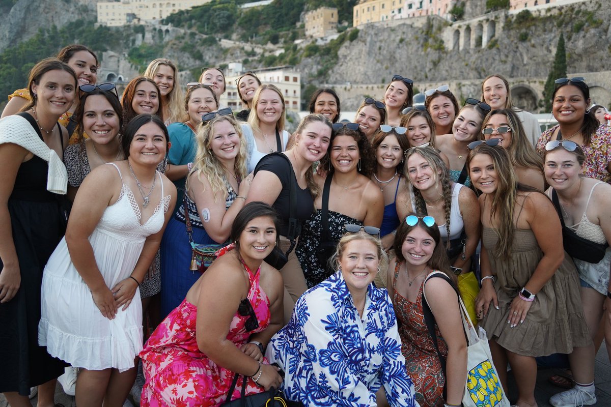 TLUsoftball's tweet photo. When life gives you lemons… 🍋 🎻

#TooLiveU | #PupsUp | #ItalyTour23 https://t.co/KabNT1xqXv