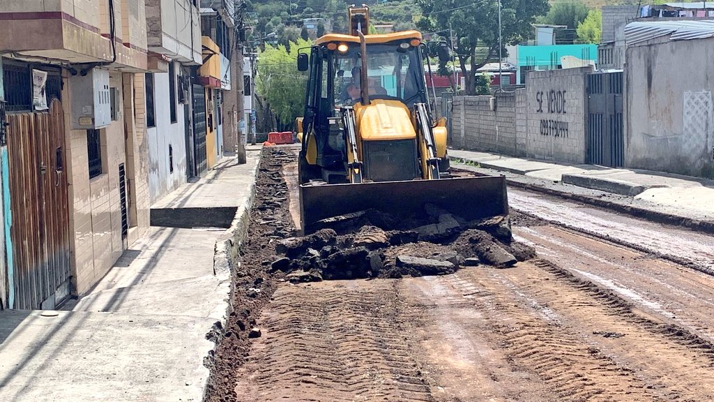 ObrasQuito's tweet photo. 💪#RehabilitaciónVial | Continuamos con la intervención de vías en el barrio #Aymesa💪
𝓗𝓞𝓨 iniciamos los trabajos en la calle #MiguelÁngelCasares, en una longitud de 520m desde av. Turubamba hasta calle S37.
‼️ᴛᴏᴍᴀ ʀᴜᴛᴀꜱ ᴀʟᴛᴇʀɴᴀꜱ‼️
#QuitoRenace https://t.co/wABNc15629