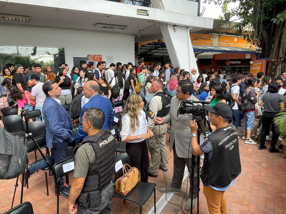 AndreGonzalezNa's tweet photo. Hoy asistimos al conversatorio de la @ucasagrande para escuchar las propuestas de @DanielNoboaOk 
.
Entre las propuestas que coincidimos está el uso de la UAFE junto con una verdadera Ley de Extinción de Dominio para desterrar jueces corruptos de la función legislativa. 
. https://t.co/zQO99dfvKM