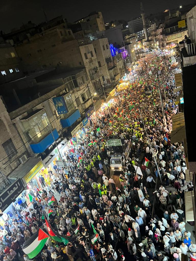 harasis2010's tweet photo. #الآن الآلاف يخرجون في عمان نصرةً لغزة والمجاهدين .. 
#طوفان_الأقصى https://t.co/fFnWXsanEW