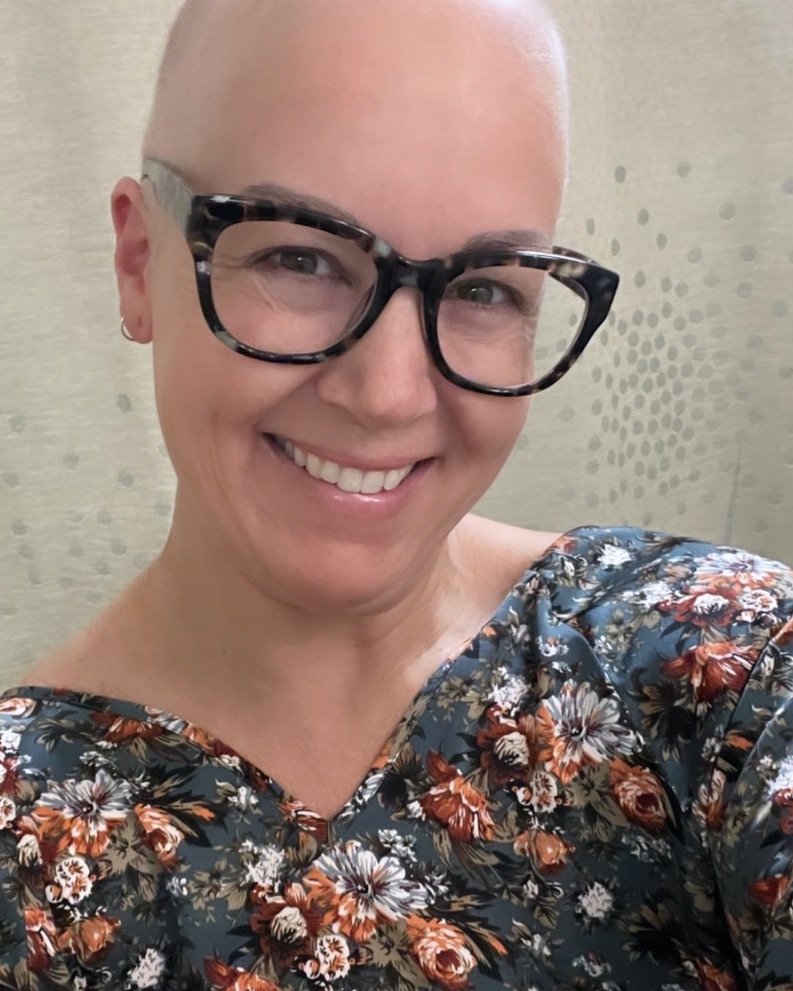 Friends don't let friends wear a hospital gown during radiation therapy. 

#payitforward 
#BreastCancer
#baldisbeautiful