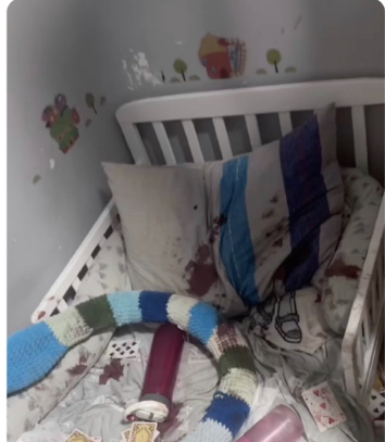 Neste berço estva domrindo um bebê em Israel na noite de ontem. Um bebê judeu. Um membro do Hamas entrou nessa casa, assassinou a famlília e depois degolou o bebê antes de ir embora. 
O PT e a esquerda brasileria chama essas pessoas de combatente e não de terroristas.