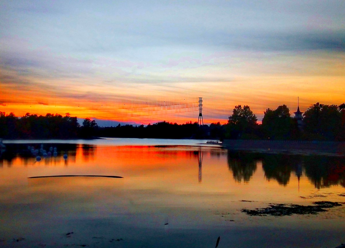 Vahvinkin väsyy joskus.
Iloisinkin on joskus surullinen.
Huolehtijakin haluaa joskus huolenpitoa.
Ahkerinkin kaipaa jonkun jakamaan työtaakkansa.
Rakastavakin haluaa tuntea olevansa rakastettu.