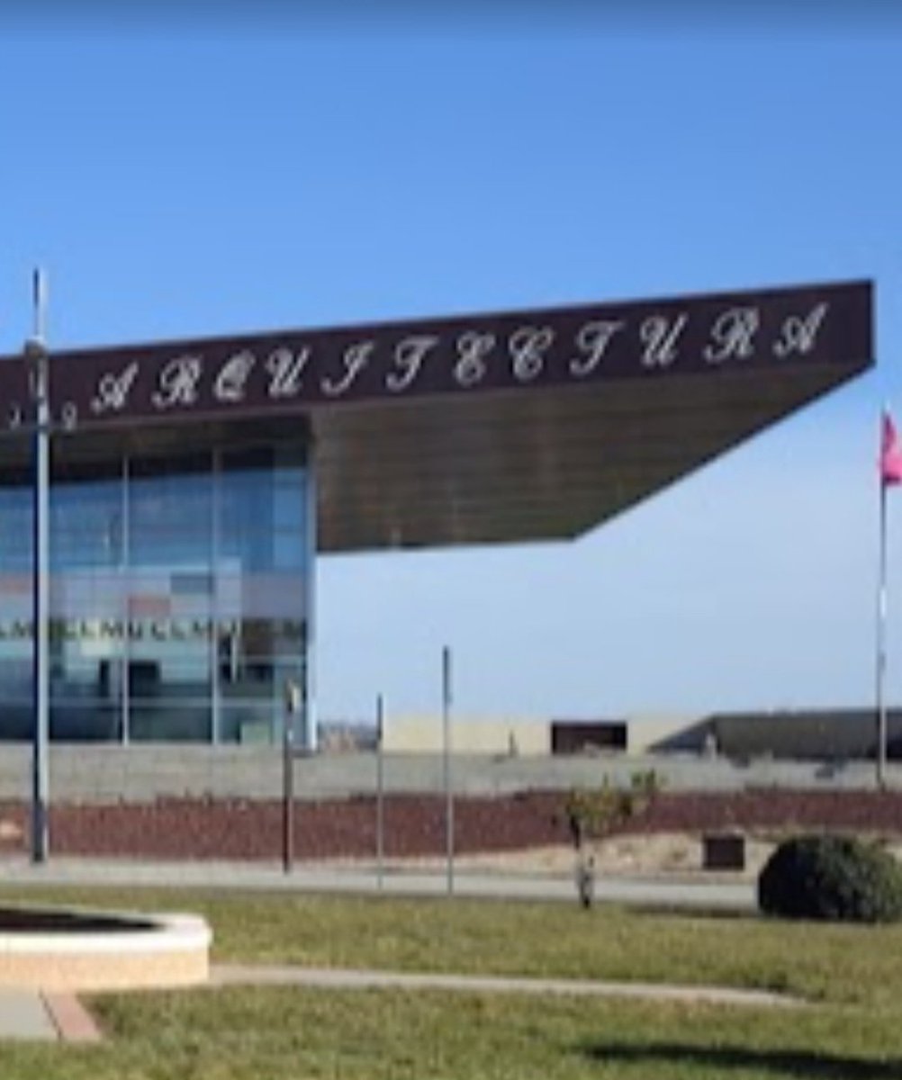 El rótulo de la escuela de 
A R Q U I T E C T U R A
<a href="/uclm_es/">Universidad de Castilla-La Mancha</a> 
😱