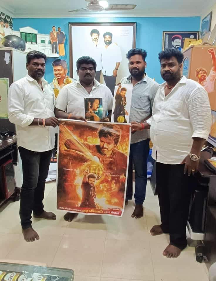 THAMILANGOKUL's tweet photo. #சற்றுமுன் 
*தளபதியின் லியோ ஸ்டிக்கர்*

*அகில இந்திய பொதுச் செயலாளர் வழிகாட்டுதல்படி*

சென்னை புறநகர் மாவட்டம்
*#பெரும்பாக்கம்_பகுதி_தளபதி* மக்கள் இயக்க தலைமைக்கு *#தளபதியின்_லியோ* ஸ்டிக்கர் மற்றும் போஸ்டர் வழங்கப்பட்டது... https://t.co/iakbRDy1pA